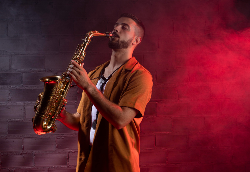 homme qui joue du saxophone pour améliorer son intelligence rythmo-musicale grâce à son coach de vie